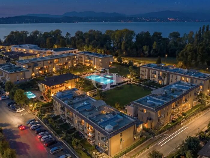 Appartamento trilocale in vendita in Desenzano Del Garda