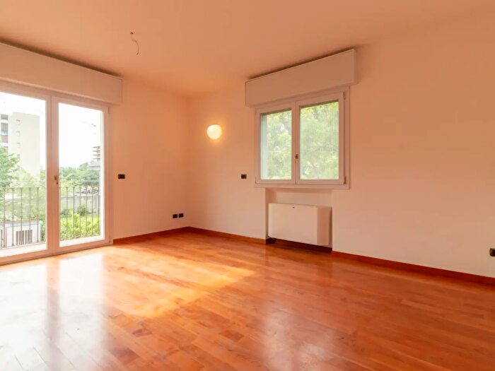 Casa con 7 locali in vendita in Via del Triumvirato, Bologna