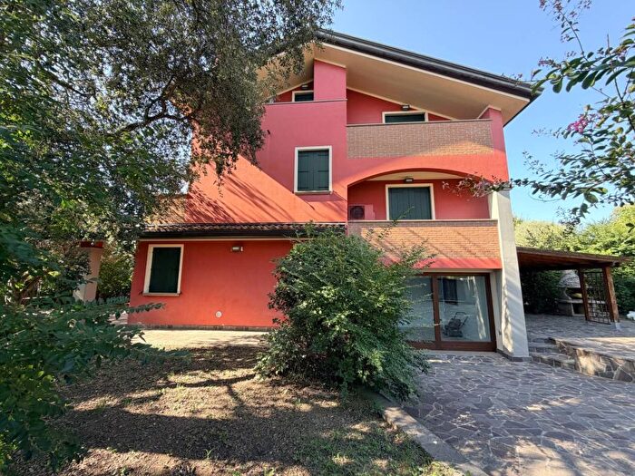 Casa con 6 locali in vendita in Via Ugo Foscolo, Terradura, Due Carrare