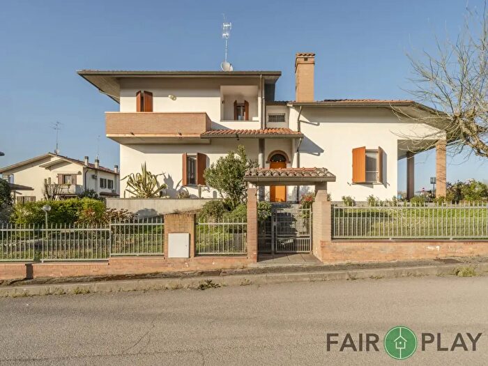 Casa con 10 locali in vendita in Via Ponte Calanca, Forli