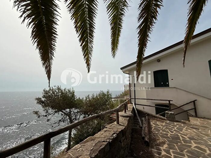 Casa con 8 locali in vendita in Via Campo di Mare, Pollica