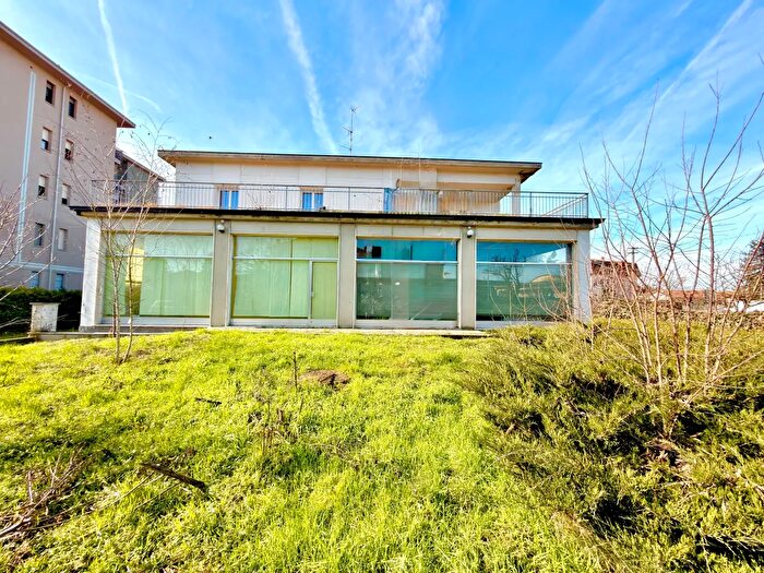 Casa con 12 locali in vendita in Mario Baratta, Voghera