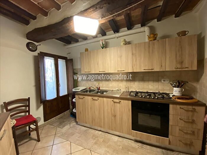 Casa con 12 locali in vendita in Sarteano