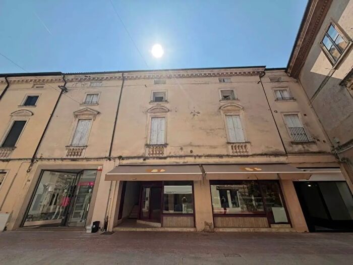 Appartamento con 8 locali in vendita in Via Garibaldi, Lonigo