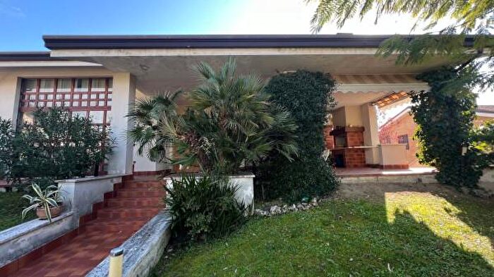 Casa con 6 locali in vendita in Via Luigi Einaudi, Grottazzolina