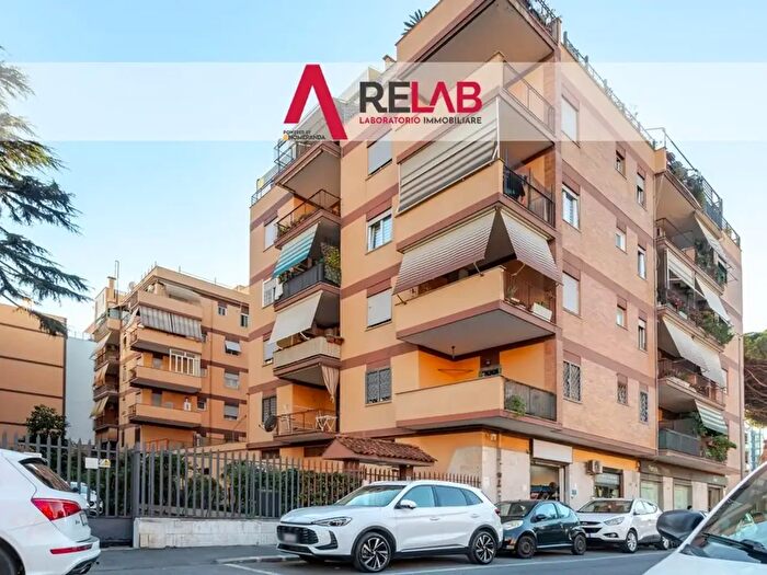 Appartamento trilocale in vendita in Via Capo Passero, Roma