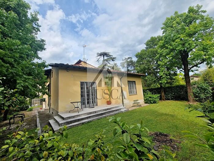 Casa con 10 locali in vendita in Viale Giuseppe Giusti, Lucca