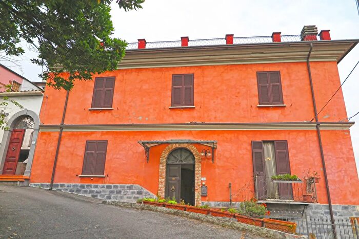 Casa con 6 locali in vendita in Podenzana