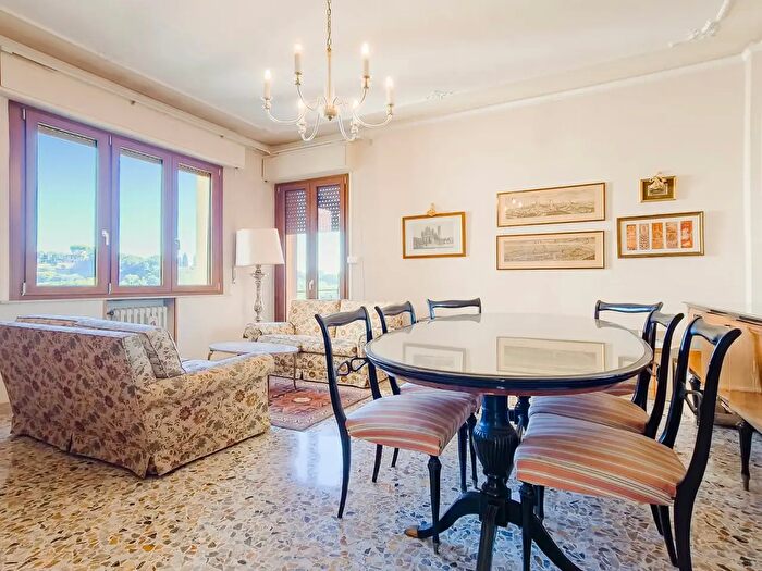 Appartamento con 6 locali in vendita in Siena