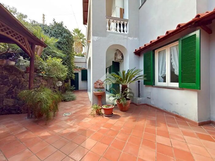 Appartamento con 6 locali in vendita in Via dell'Amicizia, Ischia