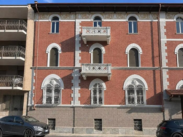 Appartamento con 6 locali in vendita in Via Moncalvo, Torino