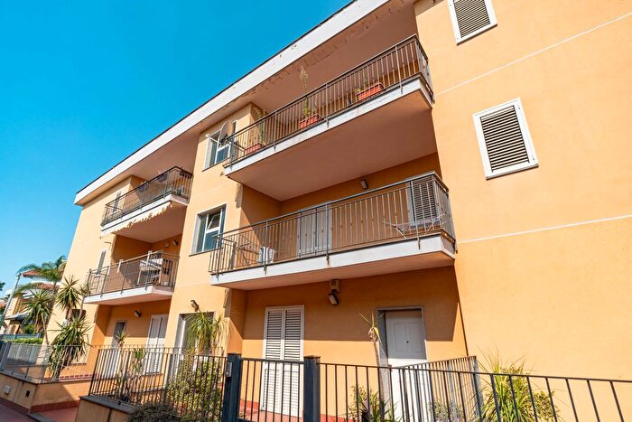 Appartamento quadrilocale in vendita in Via Tripoli, Aci Castello