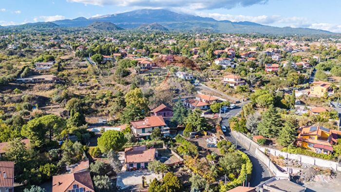 Casa con 10 locali in vendita in Via delle Ginestre a, Pedara