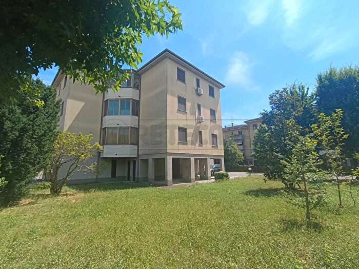 Appartamento trilocale in vendita in Via San Felice, Cremona