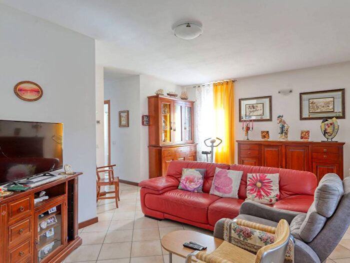 Appartamento quadrilocale in vendita in Via P Bozzolo, Marchirolo