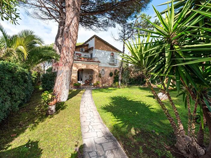 Casa con 6 locali in vendita in Via Lerici, Fiumicino