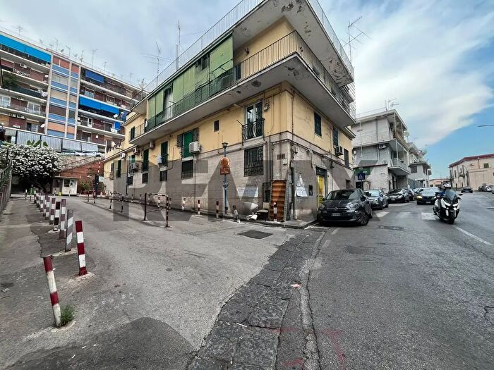 Appartamento con 6 locali in vendita in Via Ponti Rossi, Napoli
