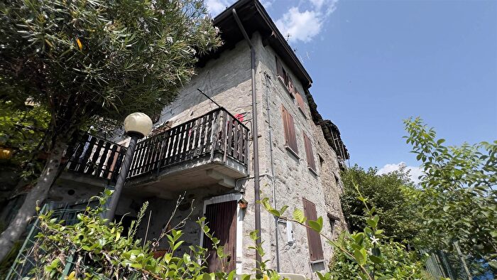 Casa con 6 locali in vendita in Buglio In Monte