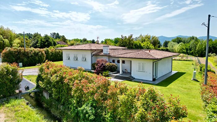 Casa con 11 locali in vendita in Viale Prete, Capannori