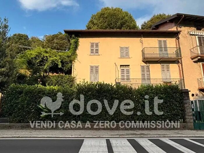 Appartamento trilocale in vendita in Via Michelangelo Buonarroti, Laveno Mombello