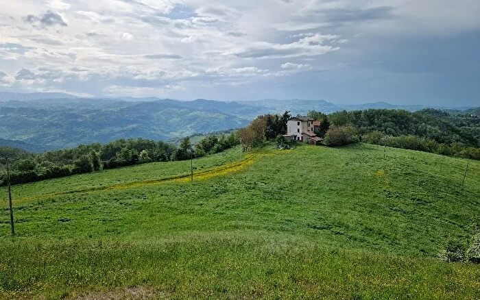 Casa con 12 locali in vendita in Montese