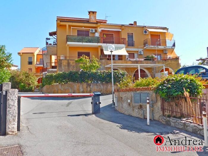 Appartamento con 6 locali in vendita in Via Nazionale, San Nicola Arcella