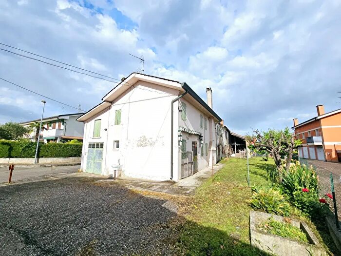 Casa con 8 locali in vendita in Via Veneto, Granze