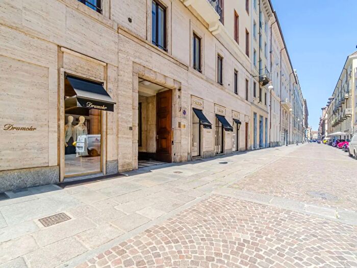 Appartamento con 5 locali in affitto in Via Giuseppe Luigi Lagrange, Torino