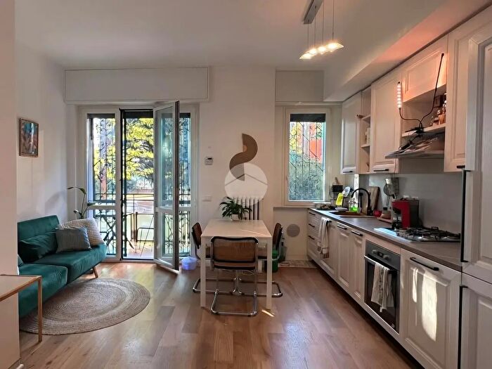 Appartamento trilocale in vendita in Via Lorenteggio, Milano