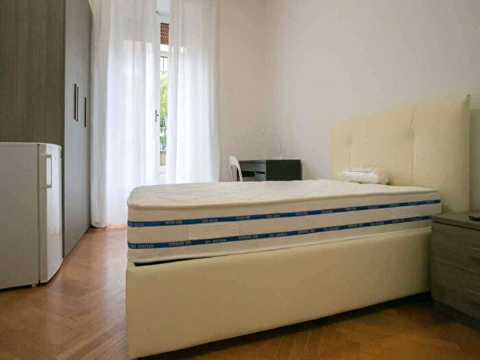 Appartamento con 5 locali in affitto in Piazza Maria Adelaide di Savoia, Morgagni, Milano