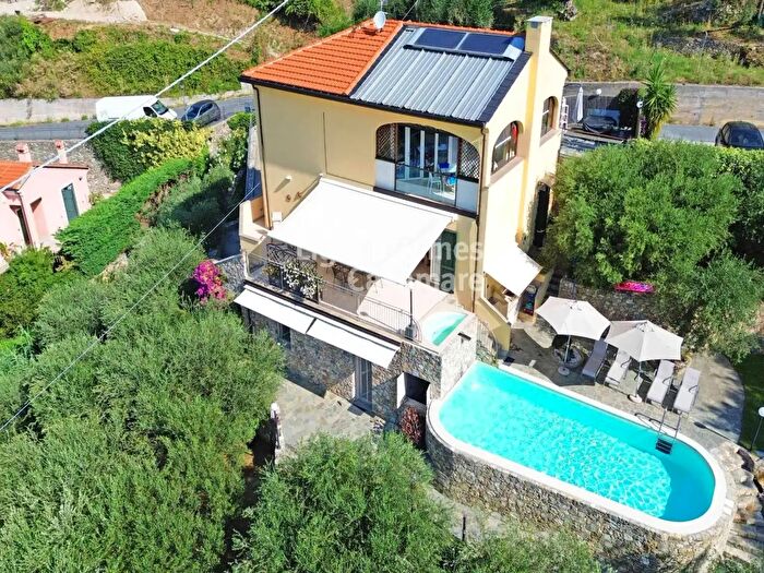 Appartamento con 7 locali in vendita in Via Lanfranchi, Magliolo