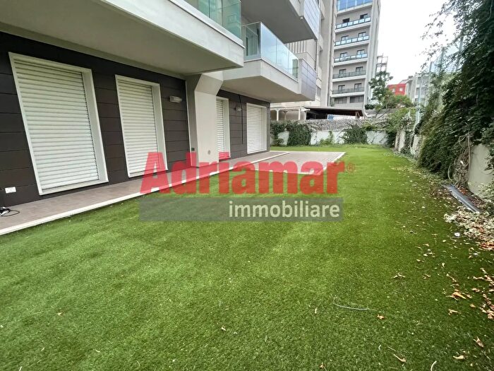 Appartamento con 5 locali in vendita in Viale Trieste Sn, Pesaro