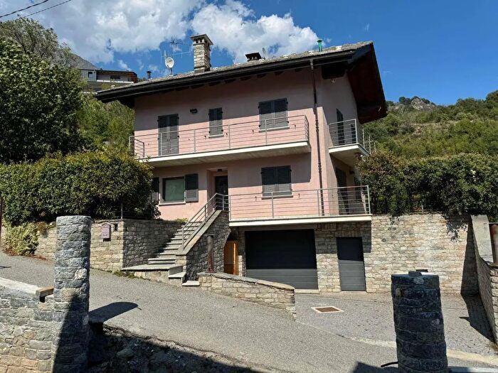 Casa quadrilocale in vendita in Via Charriere, Saint Vincent