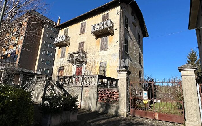 Casa con 11 locali in vendita in Viale Stazione Centrale, Ovada