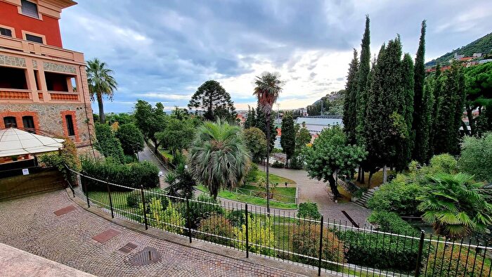 Appartamento trilocale in vendita in Via Costa Lupara, Alassio