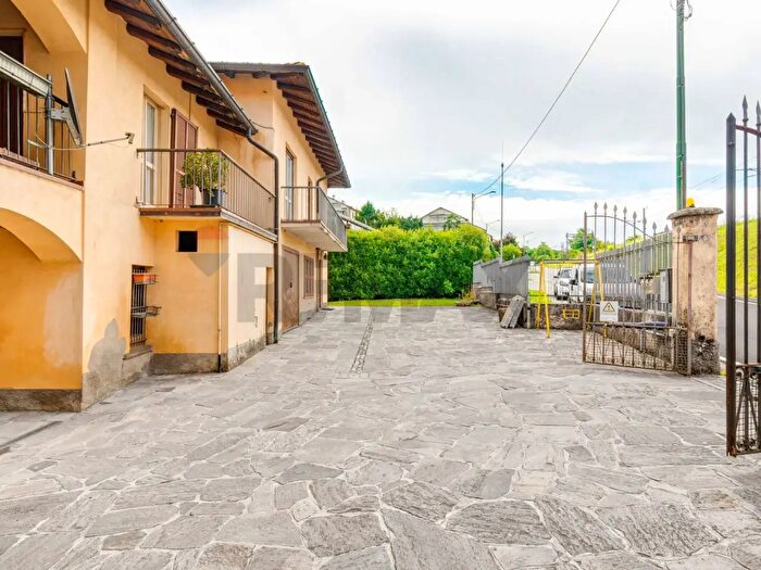 Appartamento trilocale in vendita in Barasso