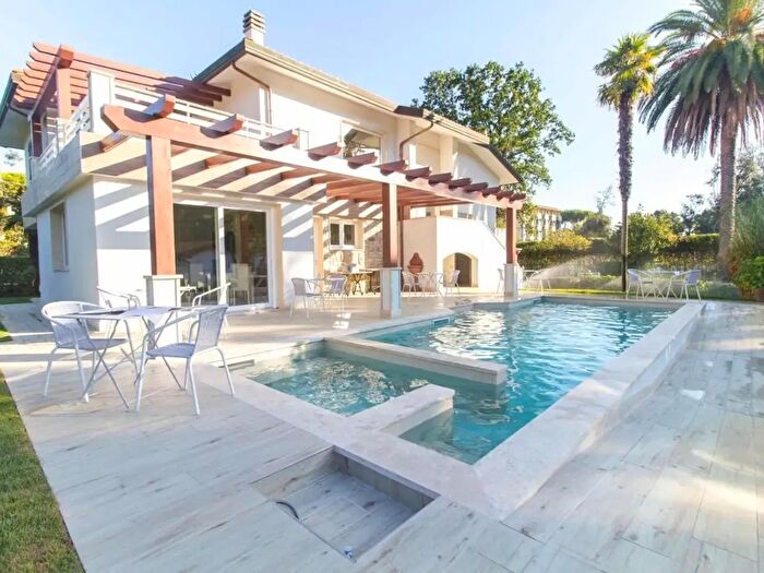 Casa con 12 locali in affitto in Pietrasanta