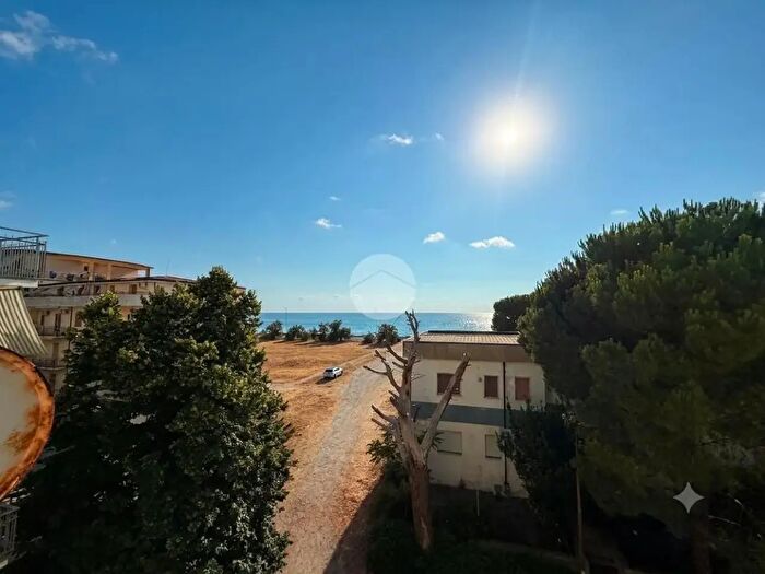 Appartamento quadrilocale in vendita in Viale degli Oleandri, Falconara Albanese