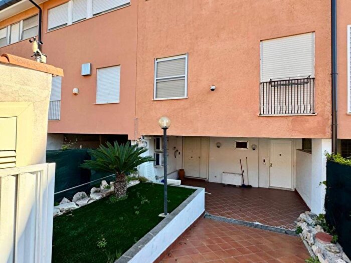 Casa con 6 locali in affitto in Via Antimaco, Casal Palocco, Roma