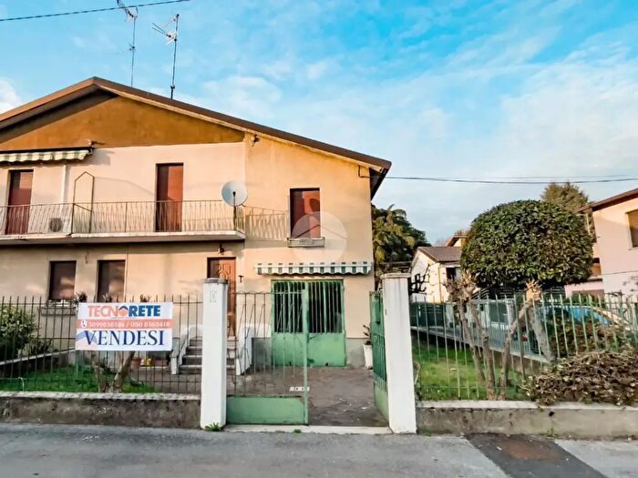 Casa quadrilocale in vendita in Via Tommaseo Niccolò, Chiari