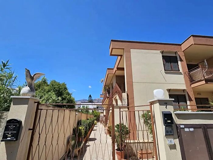 Casa con 10 locali in vendita in Viale Cloe, Palermo