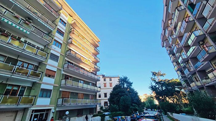 Appartamento con 5 locali in vendita in Via Domenico Fontana, Napoli