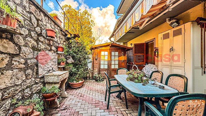 Appartamento trilocale in vendita in Via San Benedetto, Torre Cajetani