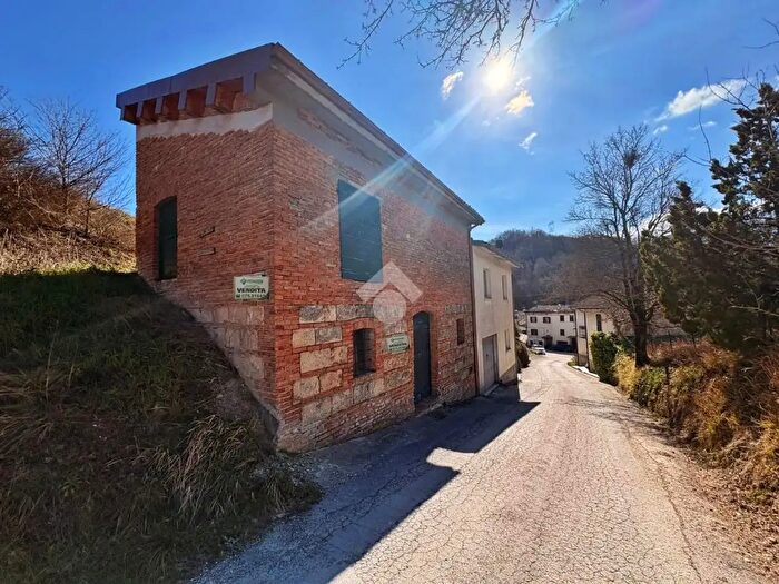 Casa trilocale in vendita in Frazione Campodiegoli, Fabriano