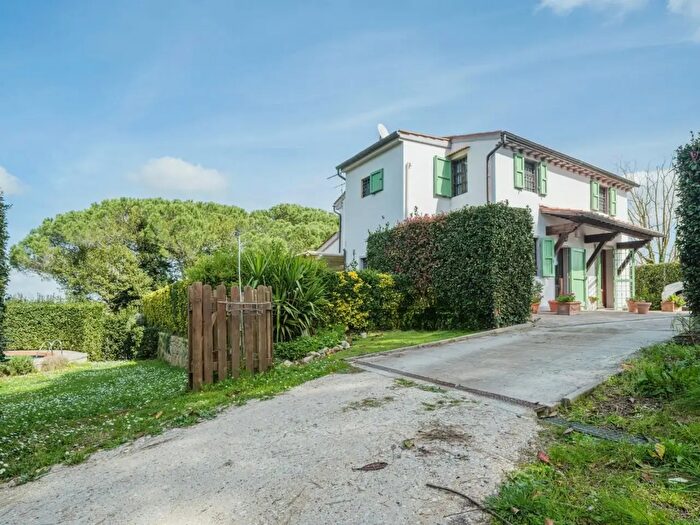 Casa con 12 locali in vendita in Crespina Lorenzana