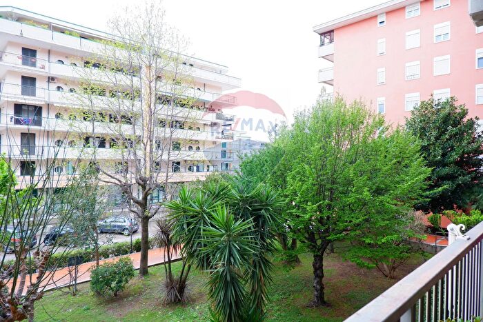 Appartamento con 5 locali in vendita in Via Josè Maria Escriva, Caserta