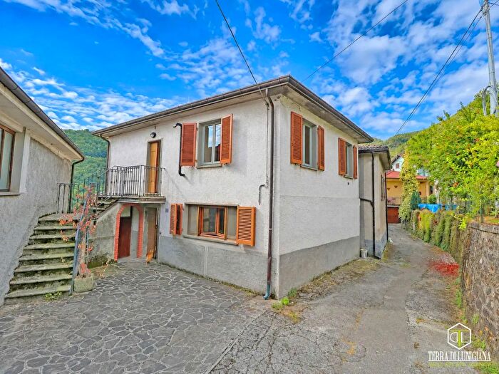Casa con 17 locali in vendita in Pontremoli