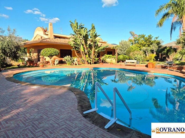 Casa con 20 locali in vendita in Palermo