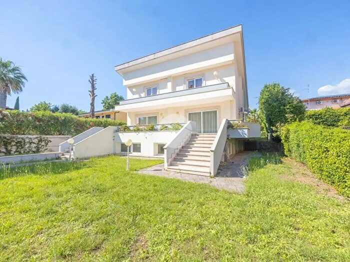 Casa con 7 locali in vendita in Via Antares, Guidonia Montecelio