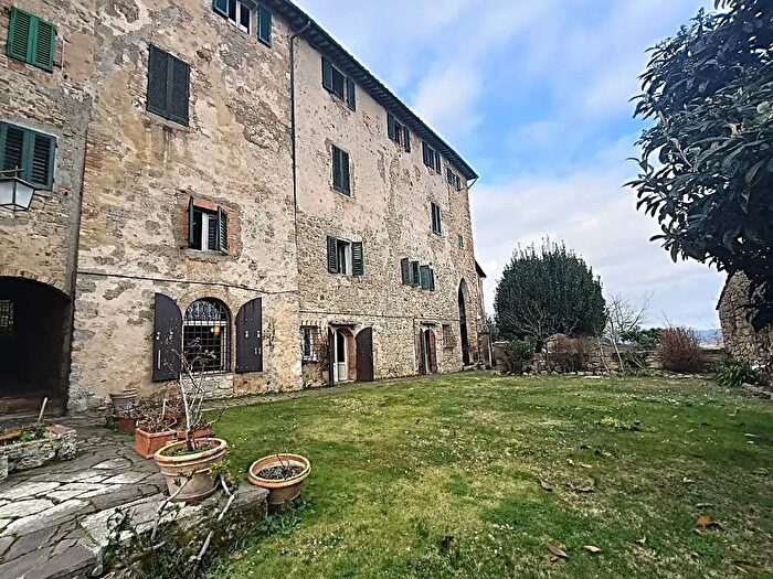 Casa con 12 locali in vendita in Casole DElsa